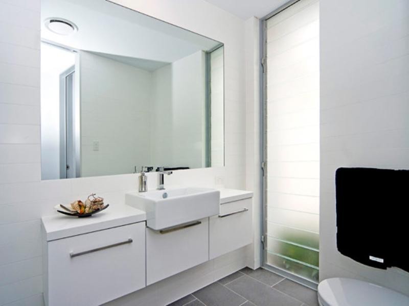 33 Knightsbridge Parade East, Paradise Point QLD 4216