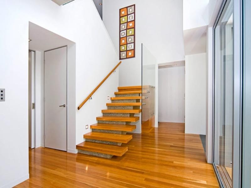 33 Knightsbridge Parade East, Paradise Point QLD 4216