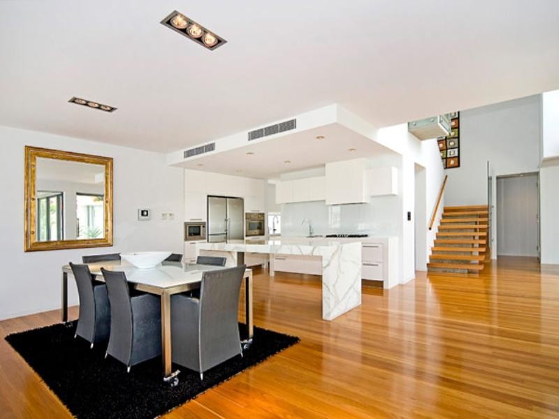 33 Knightsbridge Parade East, Paradise Point QLD 4216