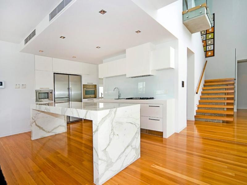 33 Knightsbridge Parade East, Paradise Point QLD 4216