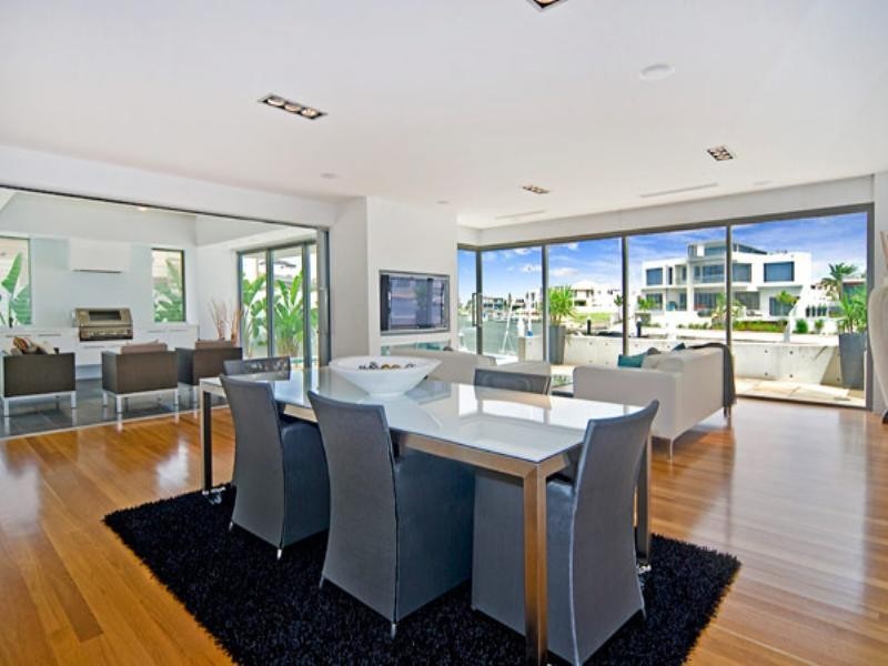 33 Knightsbridge Parade East, Paradise Point QLD 4216