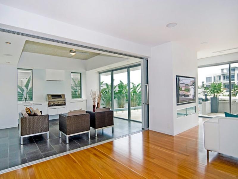 33 Knightsbridge Parade East, Paradise Point QLD 4216