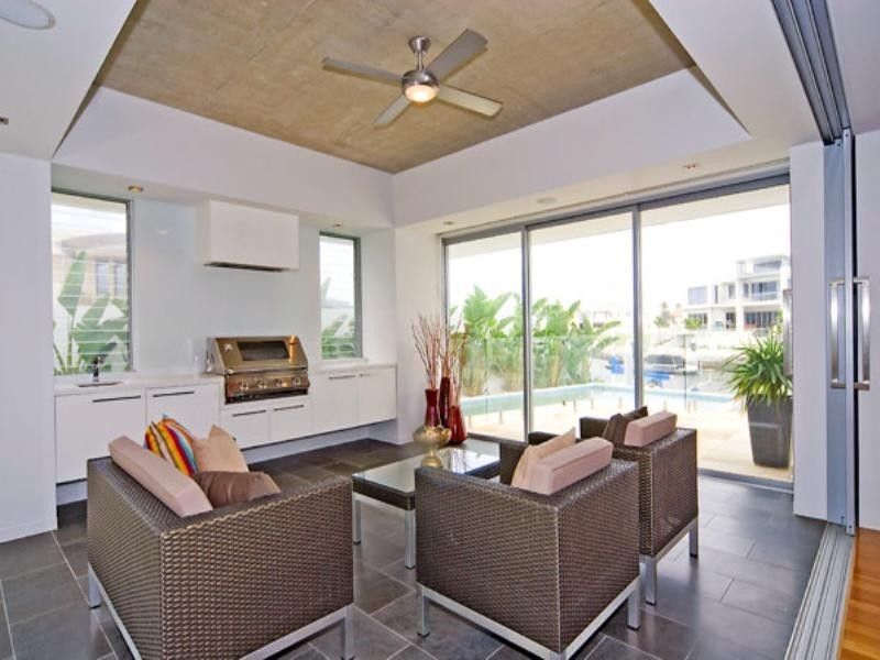 33 Knightsbridge Parade East, Paradise Point QLD 4216