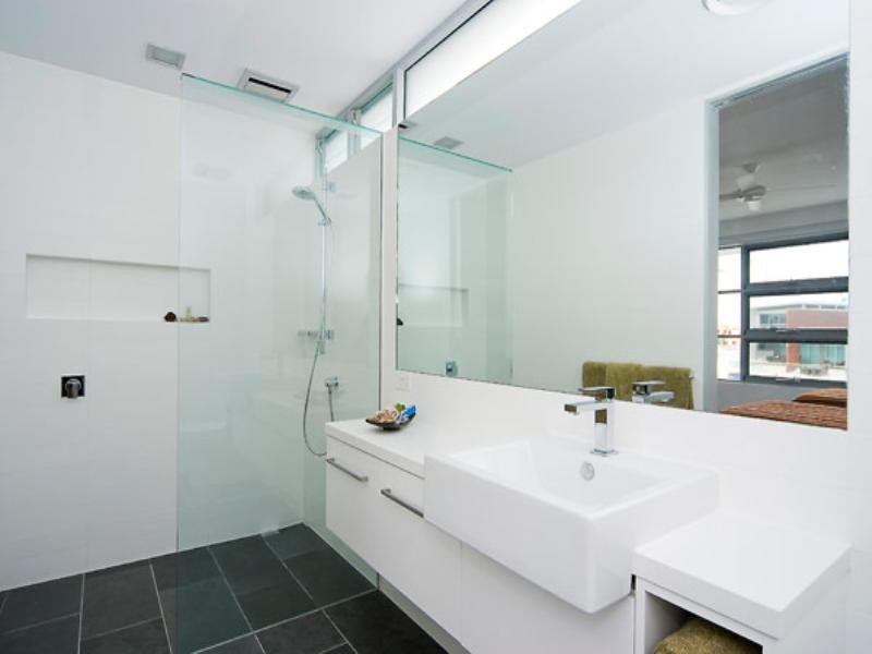 33 Knightsbridge Parade East, Paradise Point QLD 4216