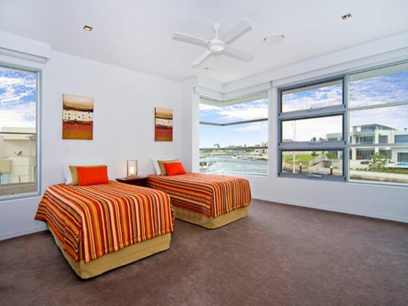33 Knightsbridge Parade East, Paradise Point QLD 4216