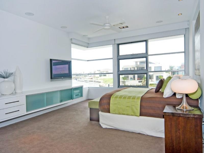 33 Knightsbridge Parade East, Paradise Point QLD 4216