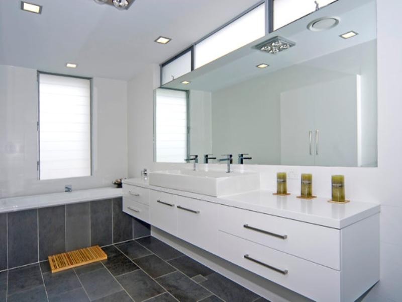 33 Knightsbridge Parade East, Paradise Point QLD 4216