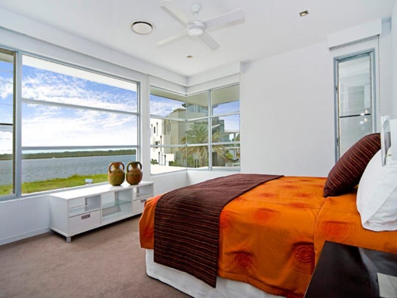 33 Knightsbridge Parade East, Paradise Point QLD 4216