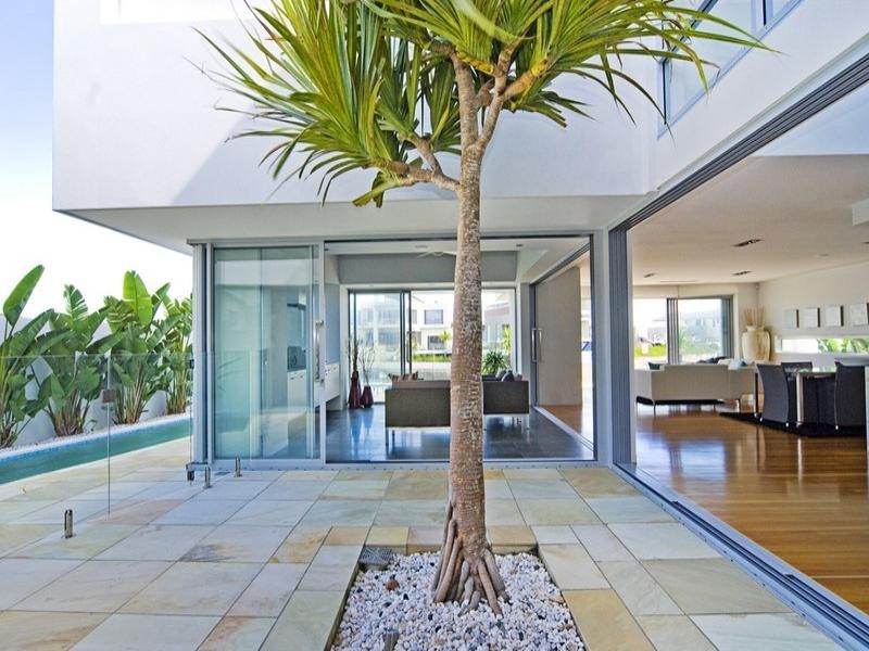 33 Knightsbridge Parade East, Paradise Point QLD 4216