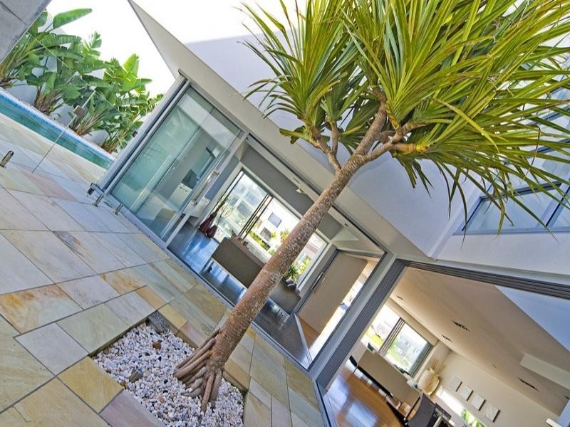 33 Knightsbridge Parade East, Paradise Point QLD 4216