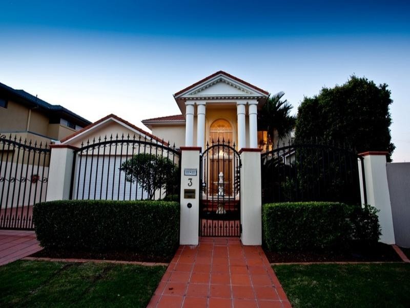 3 Arrowsmith Court, Paradise Point QLD 4216