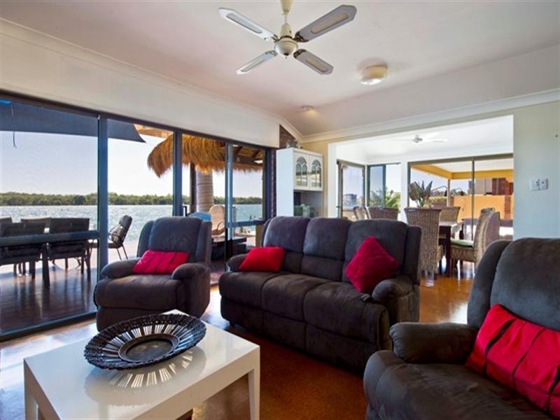 13 Beardsley Court, Paradise Point QLD 4216