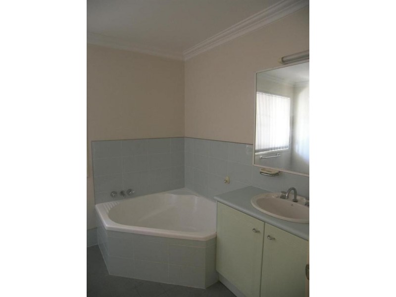 8 VINE Street, Redland Bay QLD 4165