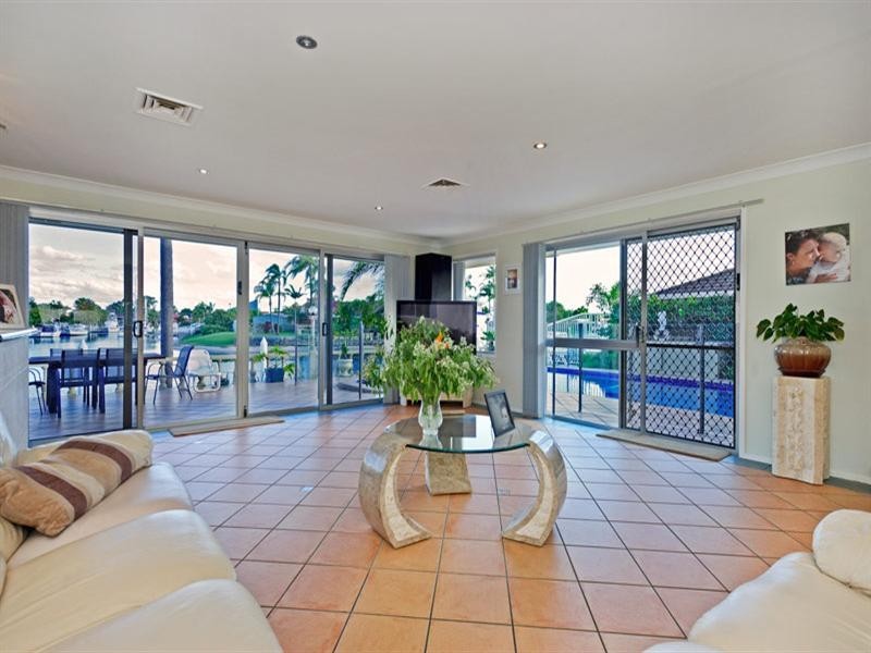 8 Dobell Avenue, Paradise Point QLD 4216