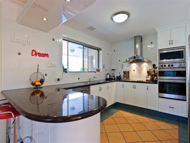 8 Dobell Avenue, Paradise Point QLD 4216