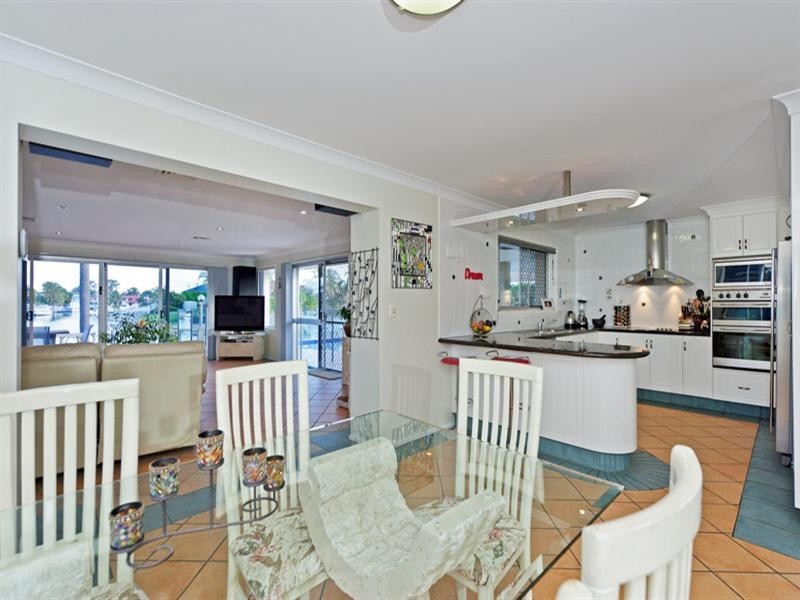 8 Dobell Avenue, Paradise Point QLD 4216