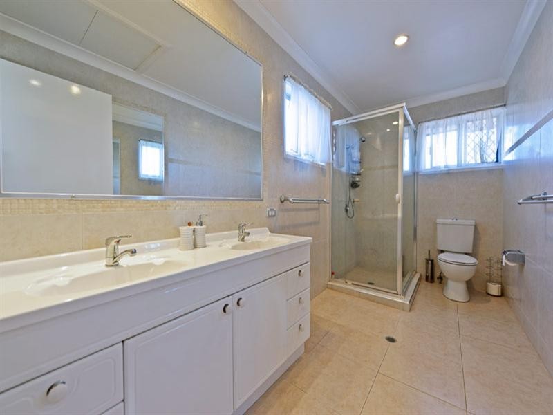 8 Dobell Avenue, Paradise Point QLD 4216