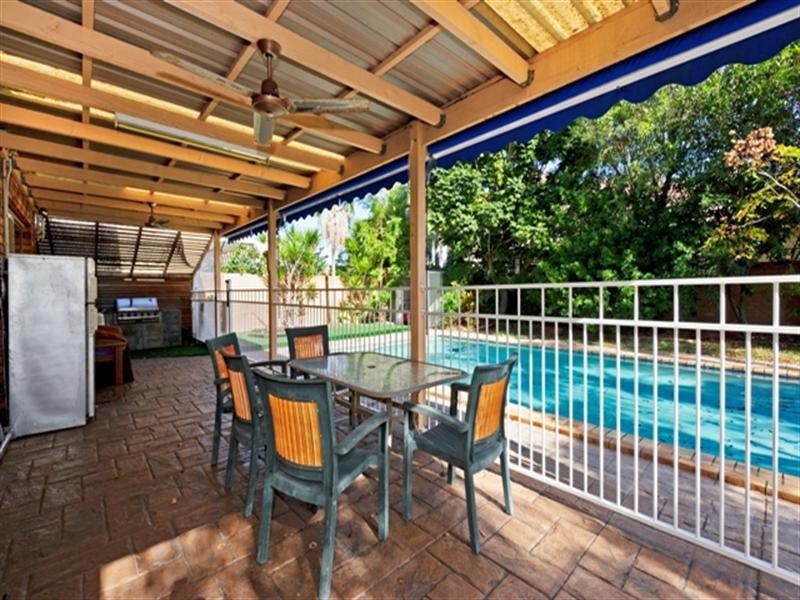2 Crestmore Court, Mermaid Waters QLD 4218