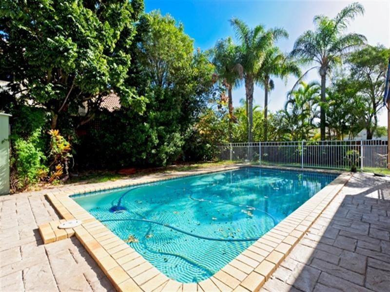 2 Crestmore Court, Mermaid Waters QLD 4218