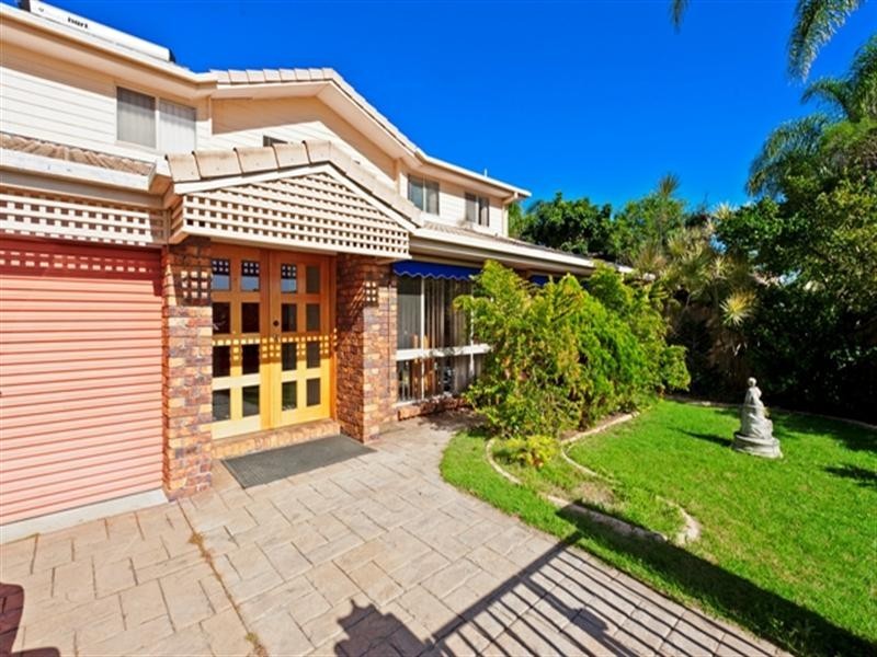 2 Crestmore Court, Mermaid Waters QLD 4218