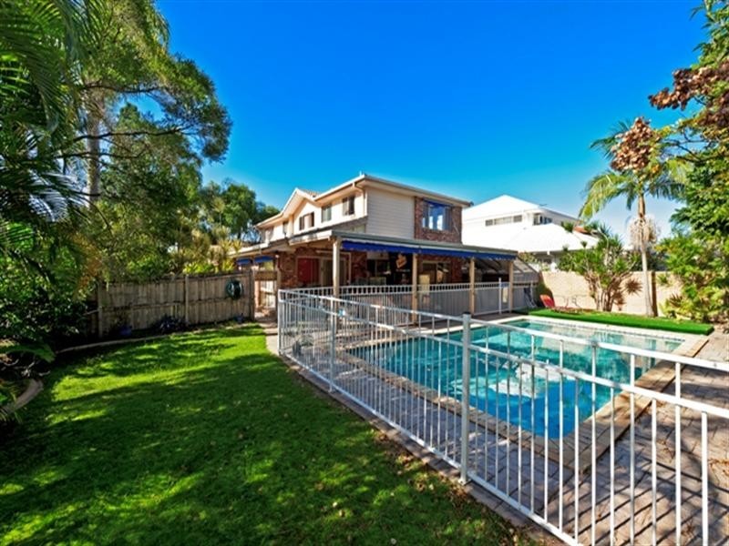 2 Crestmore Court, Mermaid Waters QLD 4218