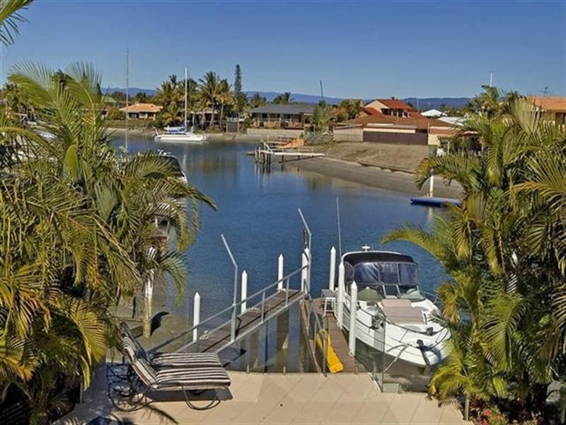 10 Hume Parade, Paradise Point QLD 4216