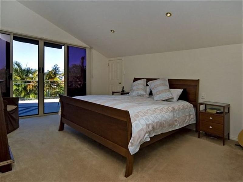 10 Hume Parade, Paradise Point QLD 4216