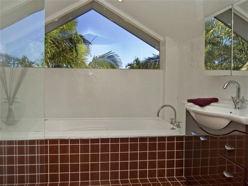 10 Hume Parade, Paradise Point QLD 4216