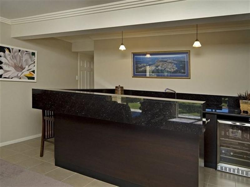 10 Hume Parade, Paradise Point QLD 4216