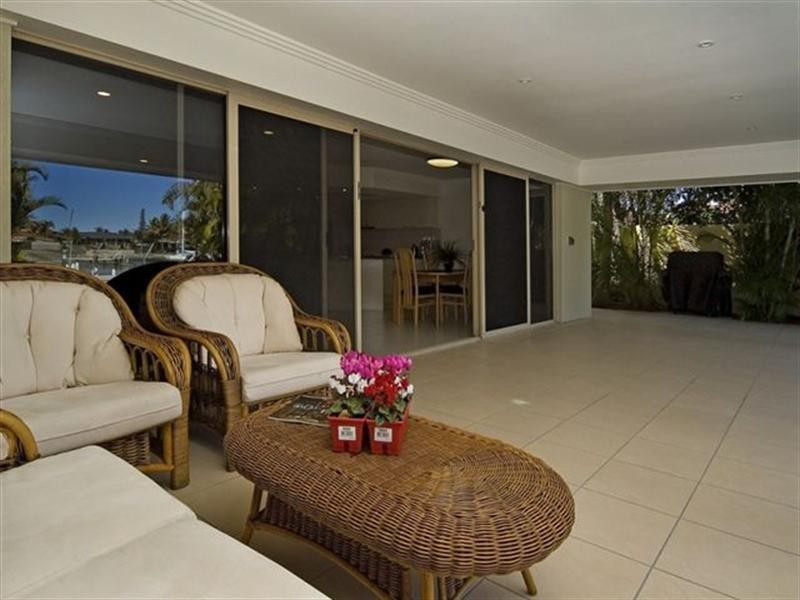 10 Hume Parade, Paradise Point QLD 4216