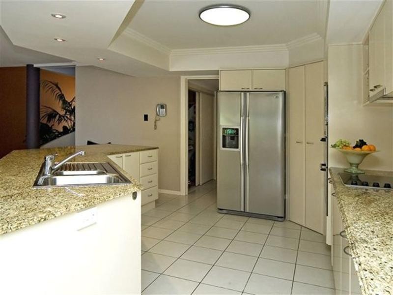 10 Hume Parade, Paradise Point QLD 4216