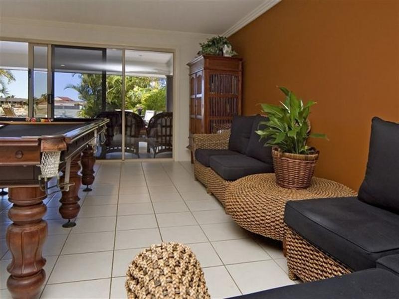 10 Hume Parade, Paradise Point QLD 4216