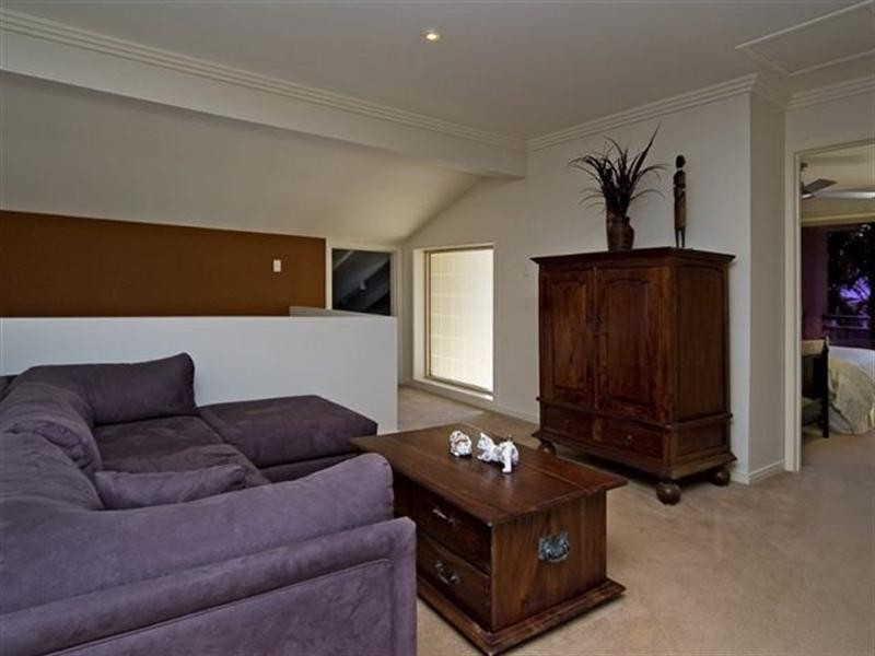 10 Hume Parade, Paradise Point QLD 4216