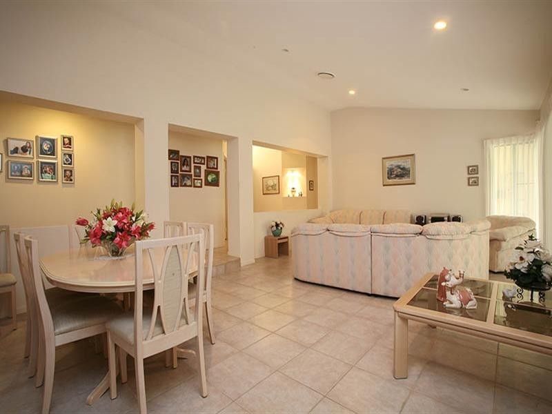 6 Belltop Court, Helensvale QLD 4212