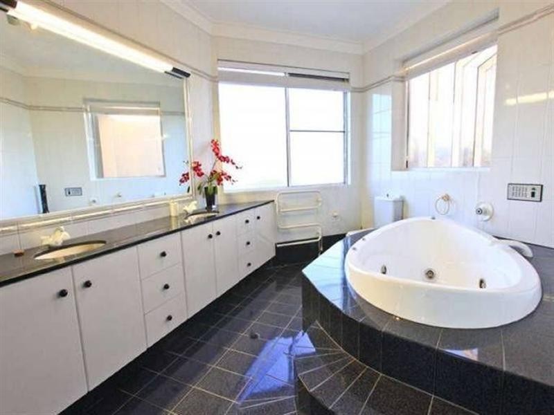 55 Lindsay Parade, Paradise Point QLD 4216