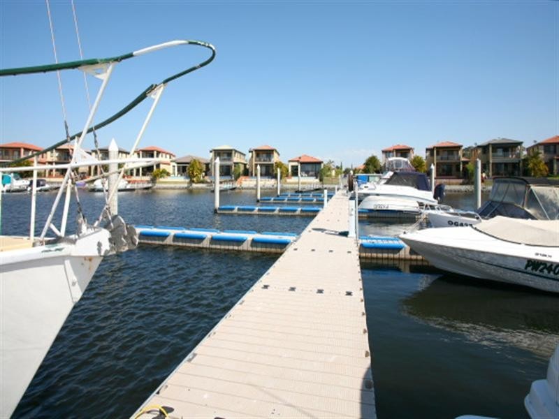 539 Oyster Cove Promenade, Helensvale QLD 4212