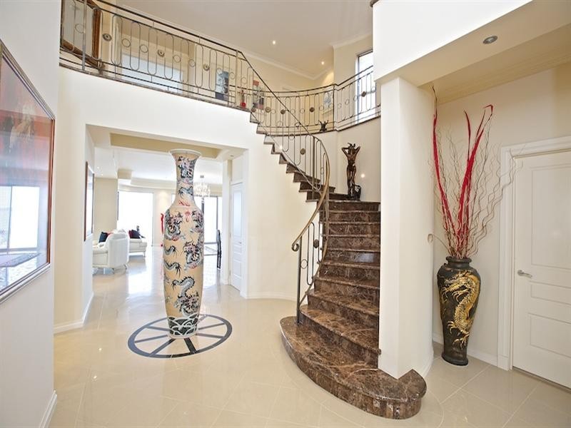 37 King Arthurs Court, Sovereign Islands QLD 4216