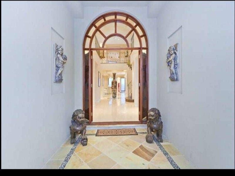 37 King Arthurs Court, Sovereign Islands QLD 4216