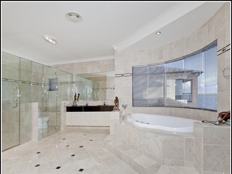 37 King Arthurs Court, Sovereign Islands QLD 4216