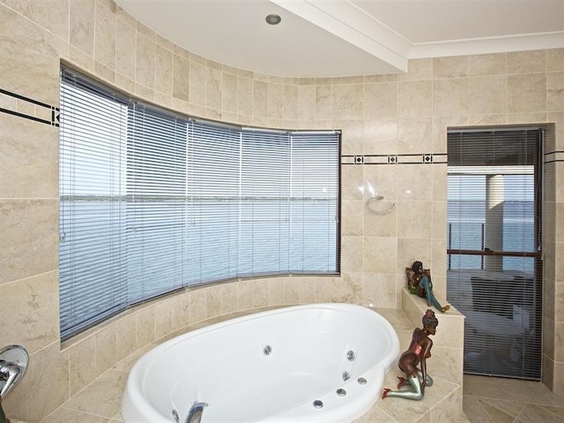 37 King Arthurs Court, Sovereign Islands QLD 4216