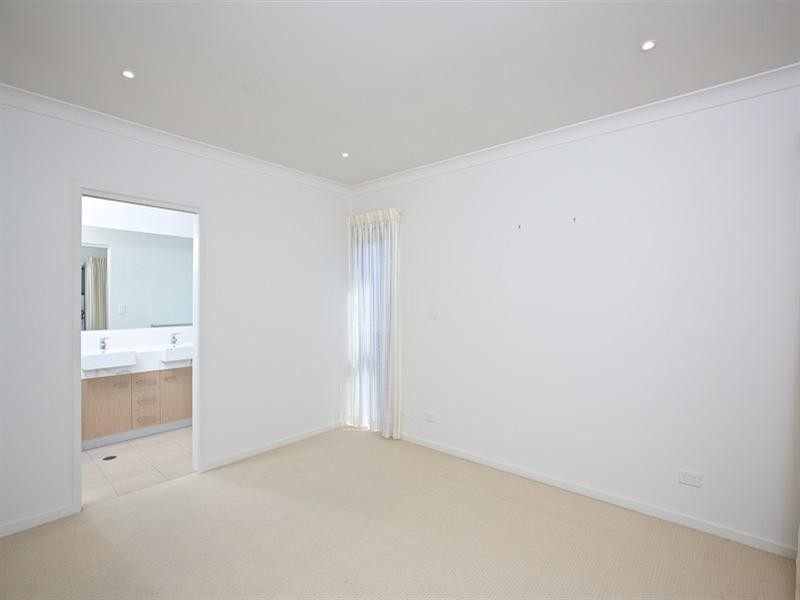 74/1 Halcyon Way, Hope Island QLD 4212