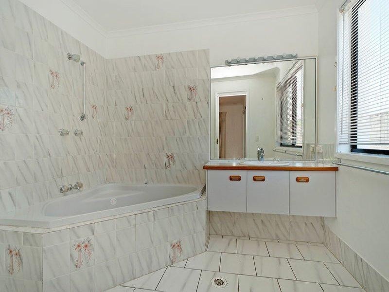100 Oxley Drive, Paradise Point QLD 4216