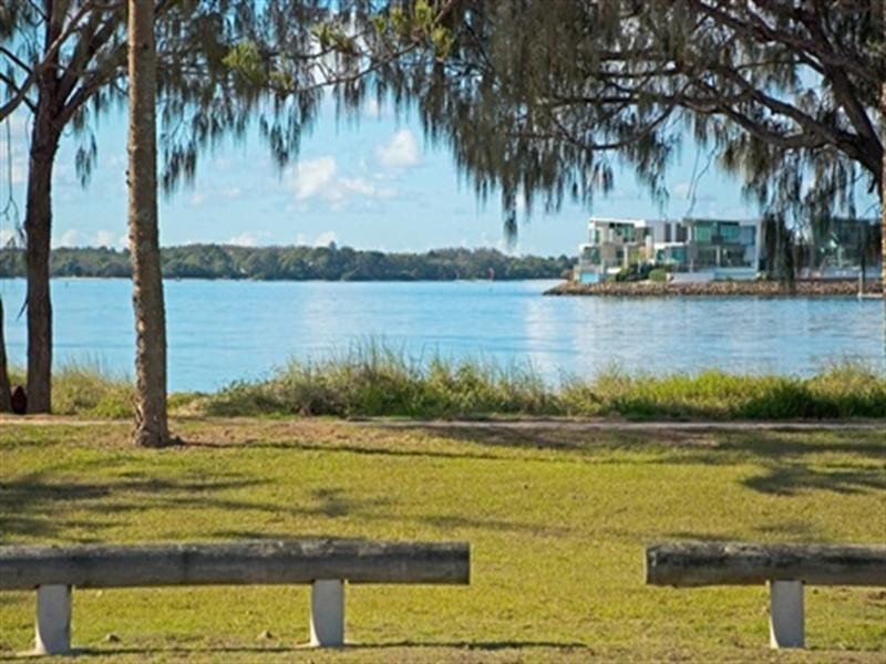 53 Milton Avenue, Paradise Point QLD 4216