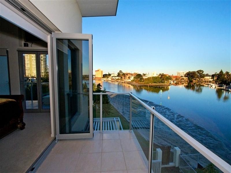 1/12 Ray Street, Runaway Bay QLD 4216