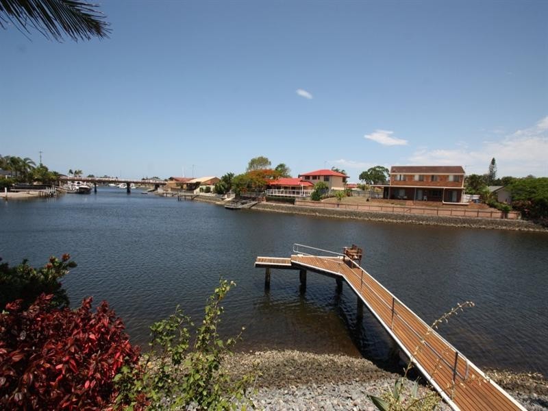 19 Erave Avenue, Runaway Bay QLD 4216