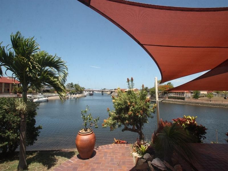 19 Erave Avenue, Runaway Bay QLD 4216
