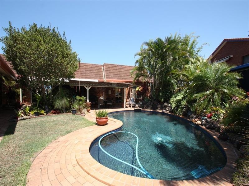 19 Erave Avenue, Runaway Bay QLD 4216