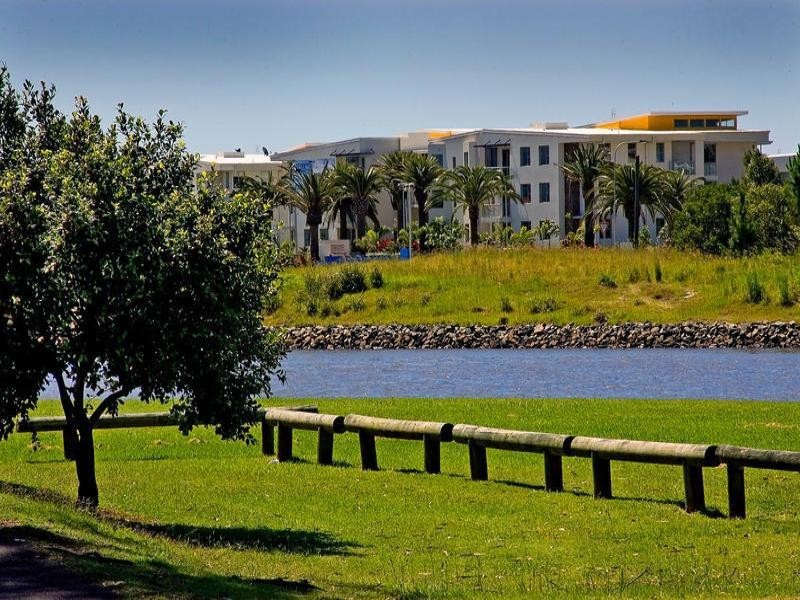 18 Crescent Avenue, Hope Island QLD 4212