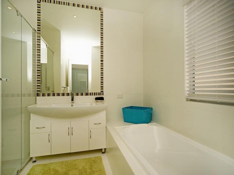 1/30 Poinsettia Avenue, Runaway Bay QLD 4216