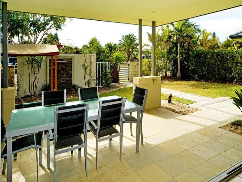 2354 Belmont Court East, Hope Island QLD 4212